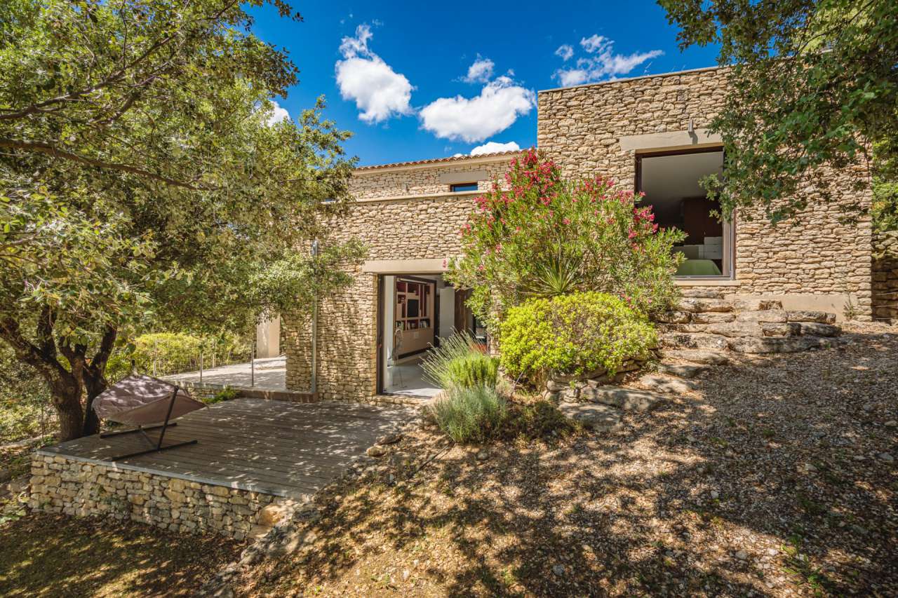 Modern and beautifully presented 5 bedroom stone built home, ideally situat