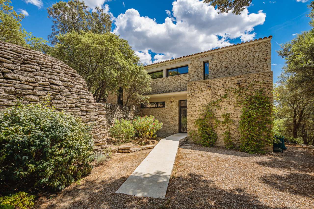 Modern and beautifully presented 5 bedroom stone built home, ideally situat