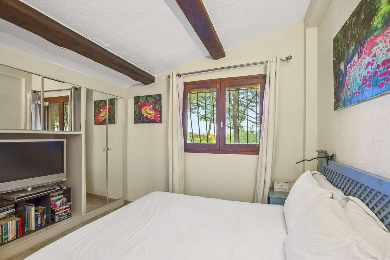 Surrounded by nature, this lovely 4 bedroom villa has a total spacious livi