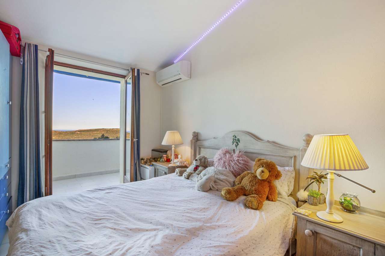 Surrounded by nature, this lovely 4 bedroom villa has a total spacious livi