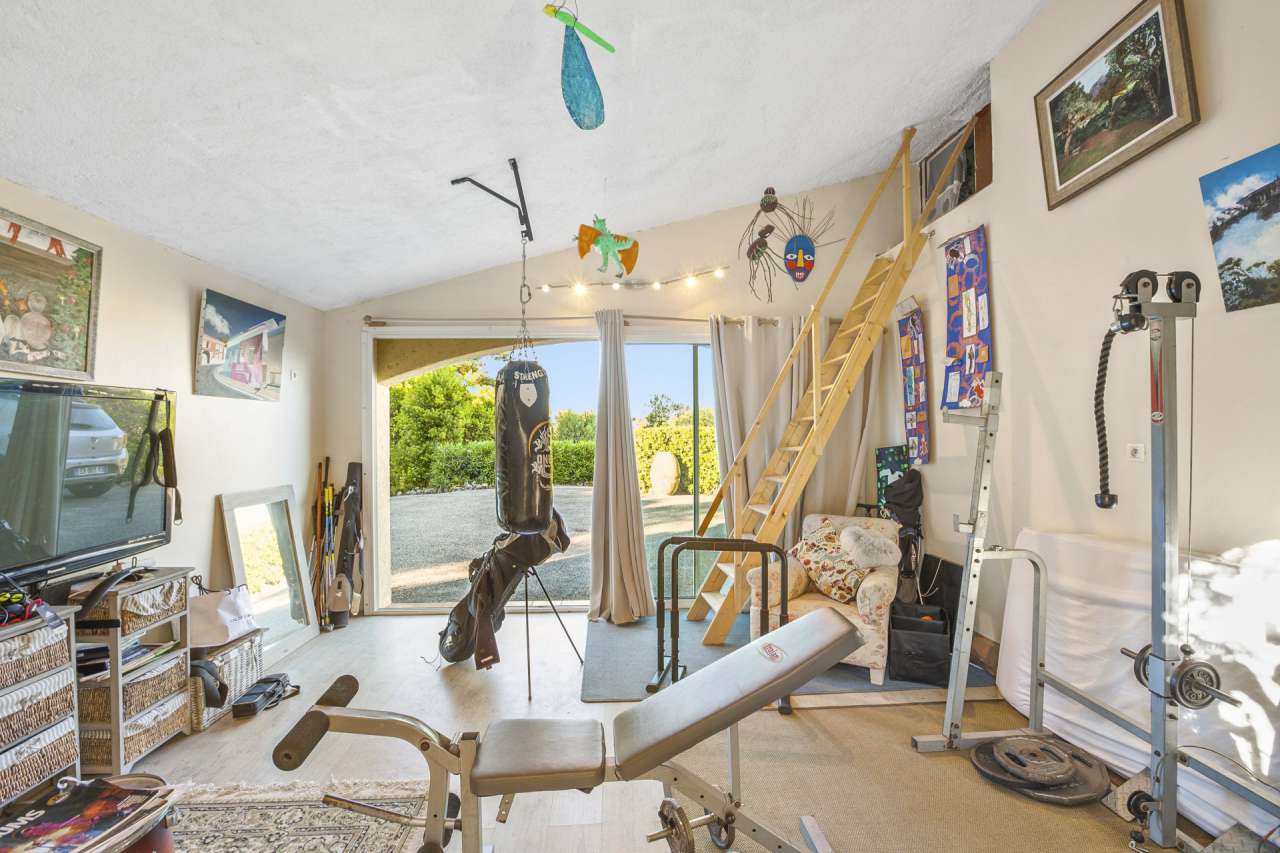 Surrounded by nature, this lovely 4 bedroom villa has a total spacious livi