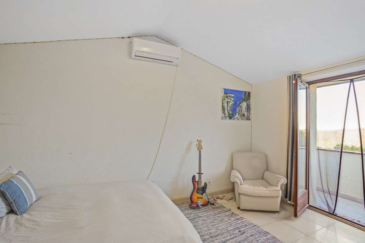 Surrounded by nature, this lovely 4 bedroom villa has a total spacious livi