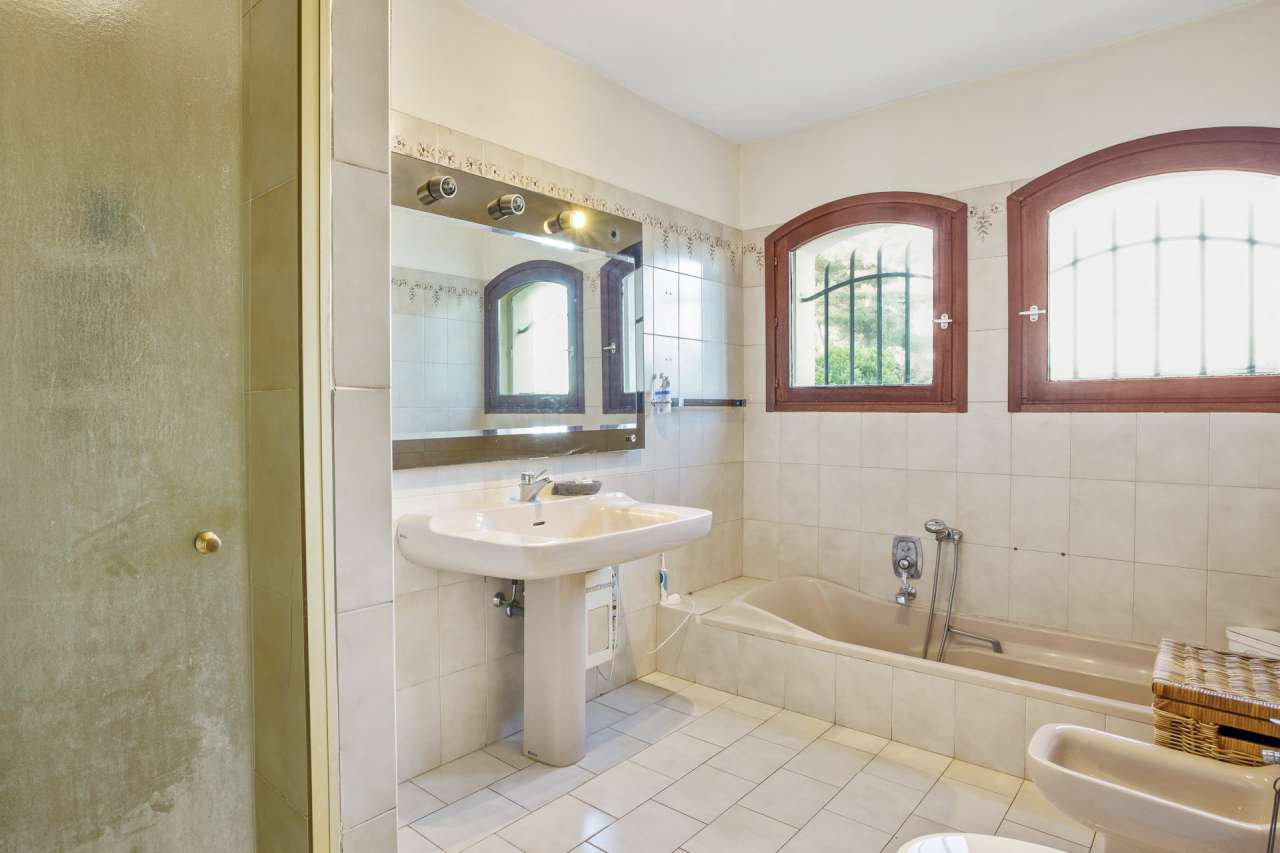 Surrounded by nature, this lovely 4 bedroom villa has a total spacious livi