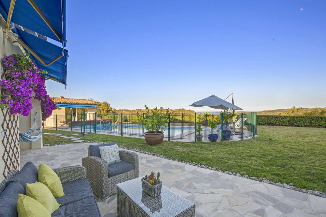 Surrounded by nature, this lovely 4 bedroom villa has a total spacious livi