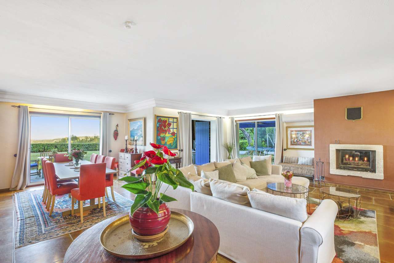 Surrounded by nature, this lovely 4 bedroom villa has a total spacious livi