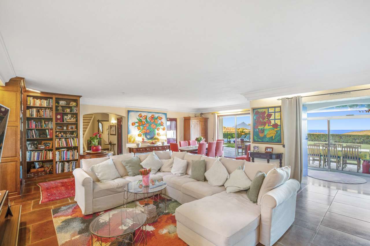 Surrounded by nature, this lovely 4 bedroom villa has a total spacious livi