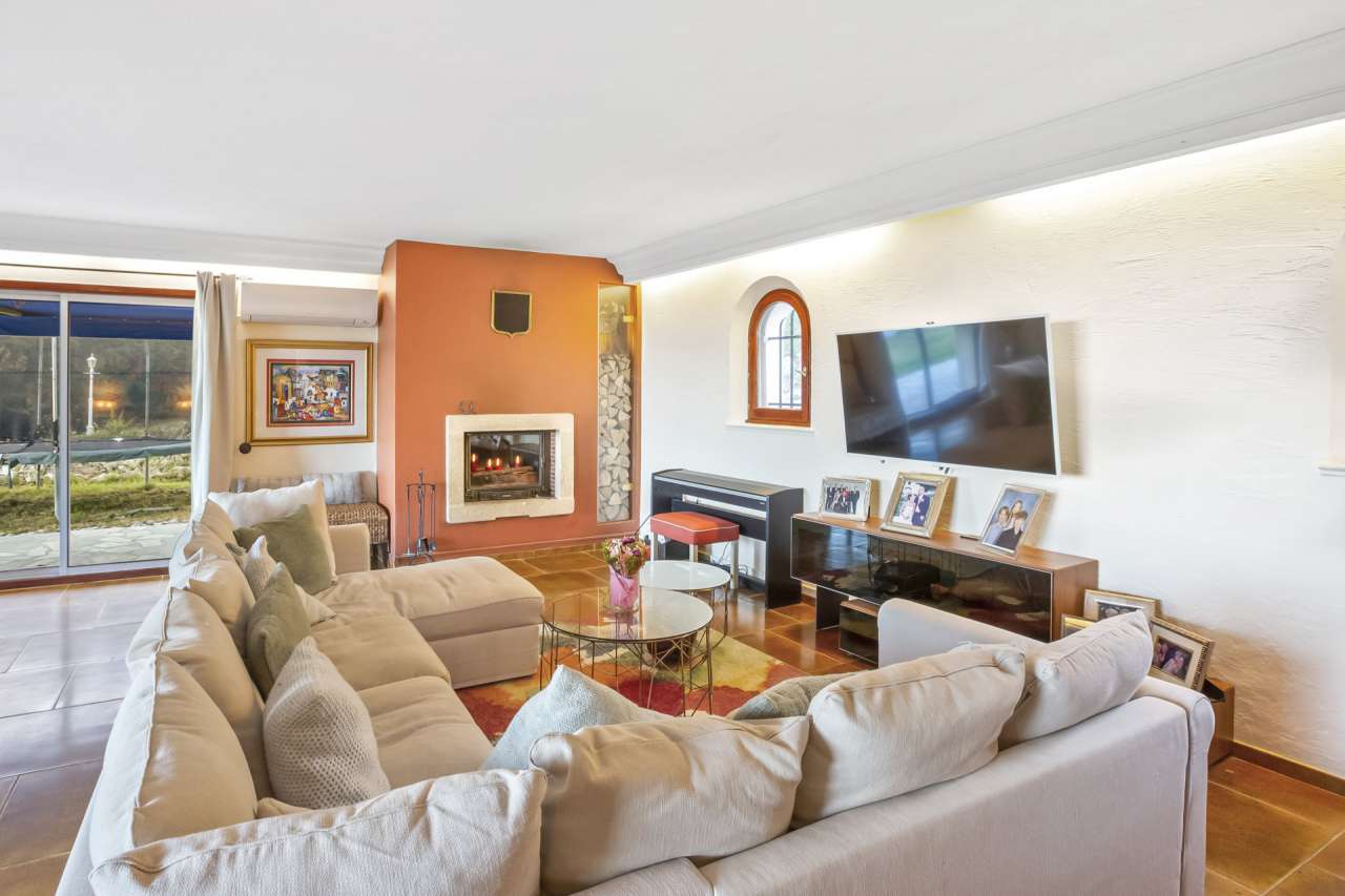 Surrounded by nature, this lovely 4 bedroom villa has a total spacious livi