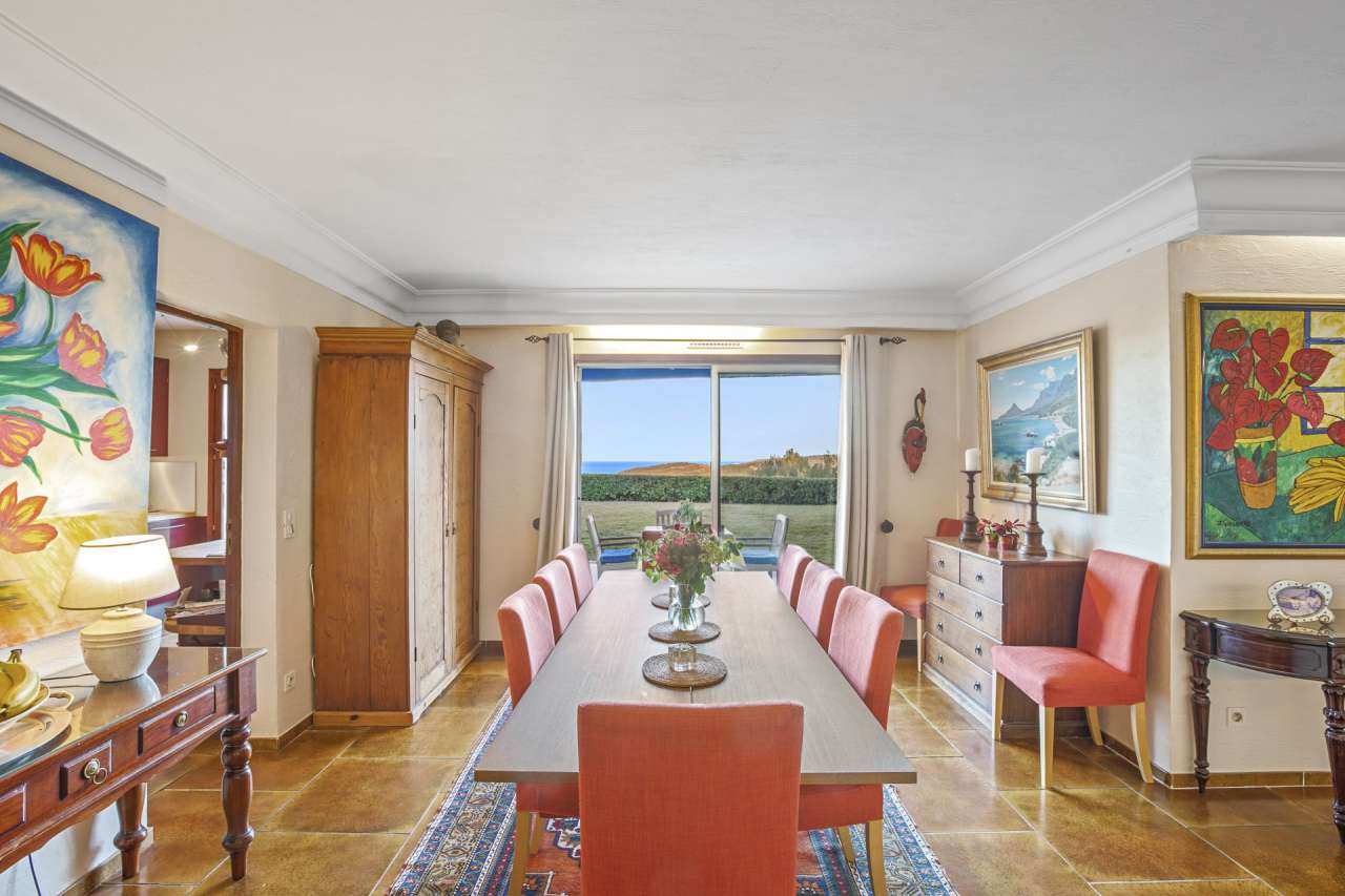 Surrounded by nature, this lovely 4 bedroom villa has a total spacious livi