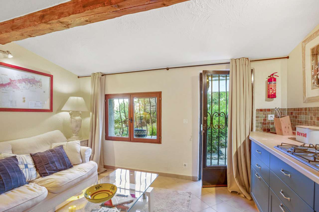 Surrounded by nature, this lovely 4 bedroom villa has a total spacious livi