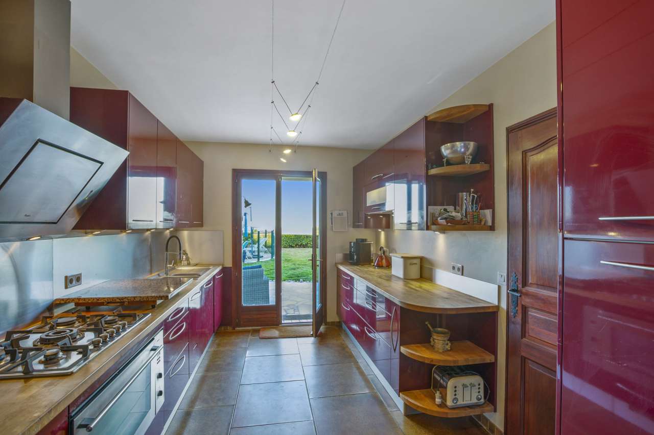 Surrounded by nature, this lovely 4 bedroom villa has a total spacious livi