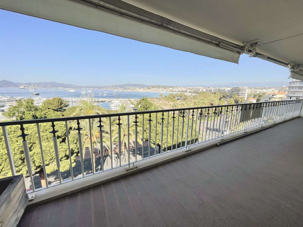 Spacious 2 bedroom apartment with lovely sea views, ideally situated in a h