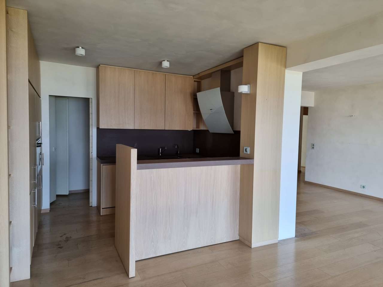 Spacious 2 bedroom apartment with lovely sea views, ideally situated in a h