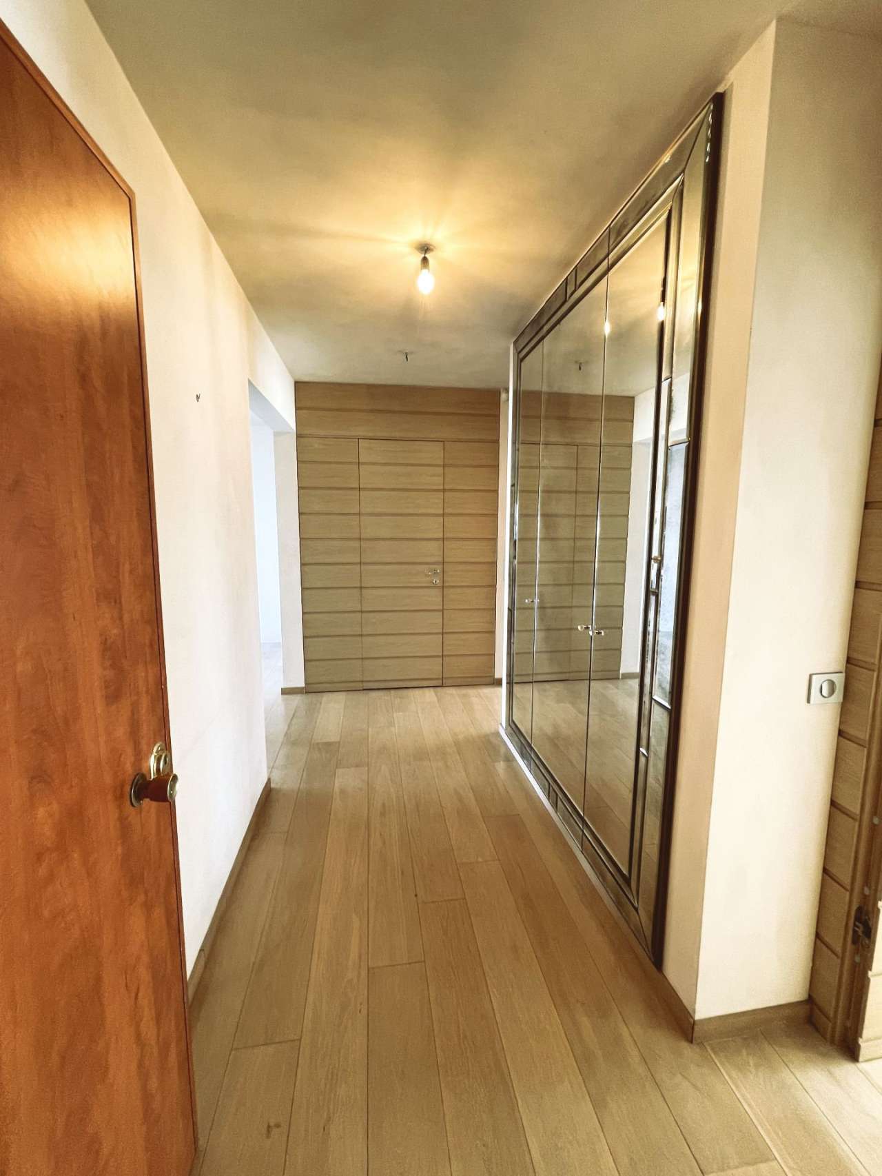 Spacious 2 bedroom apartment with lovely sea views, ideally situated in a h