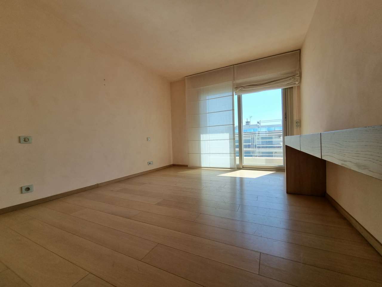 Spacious 2 bedroom apartment with lovely sea views, ideally situated in a h