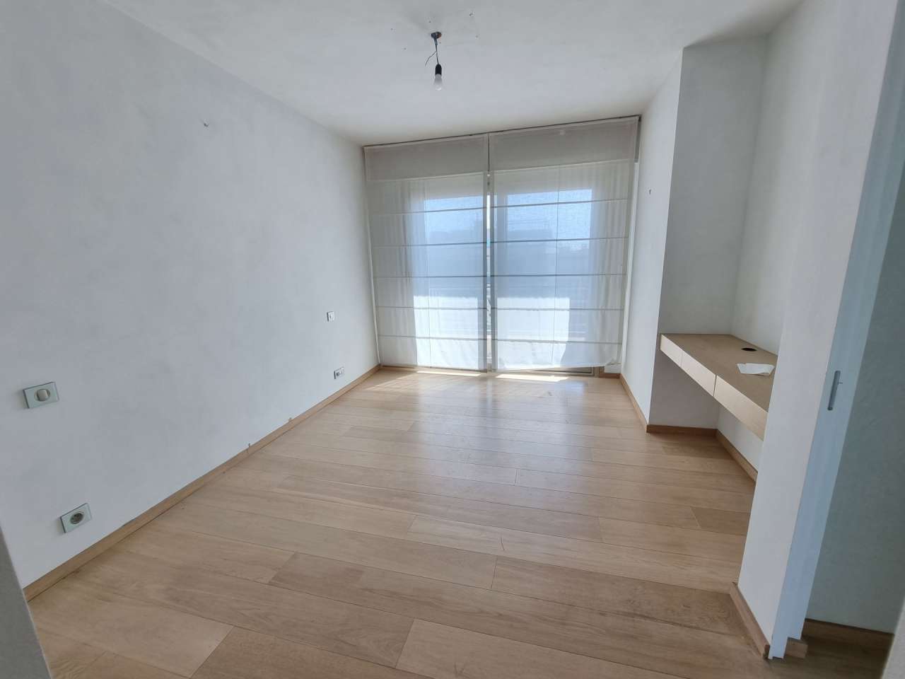 Spacious 2 bedroom apartment with lovely sea views, ideally situated in a h