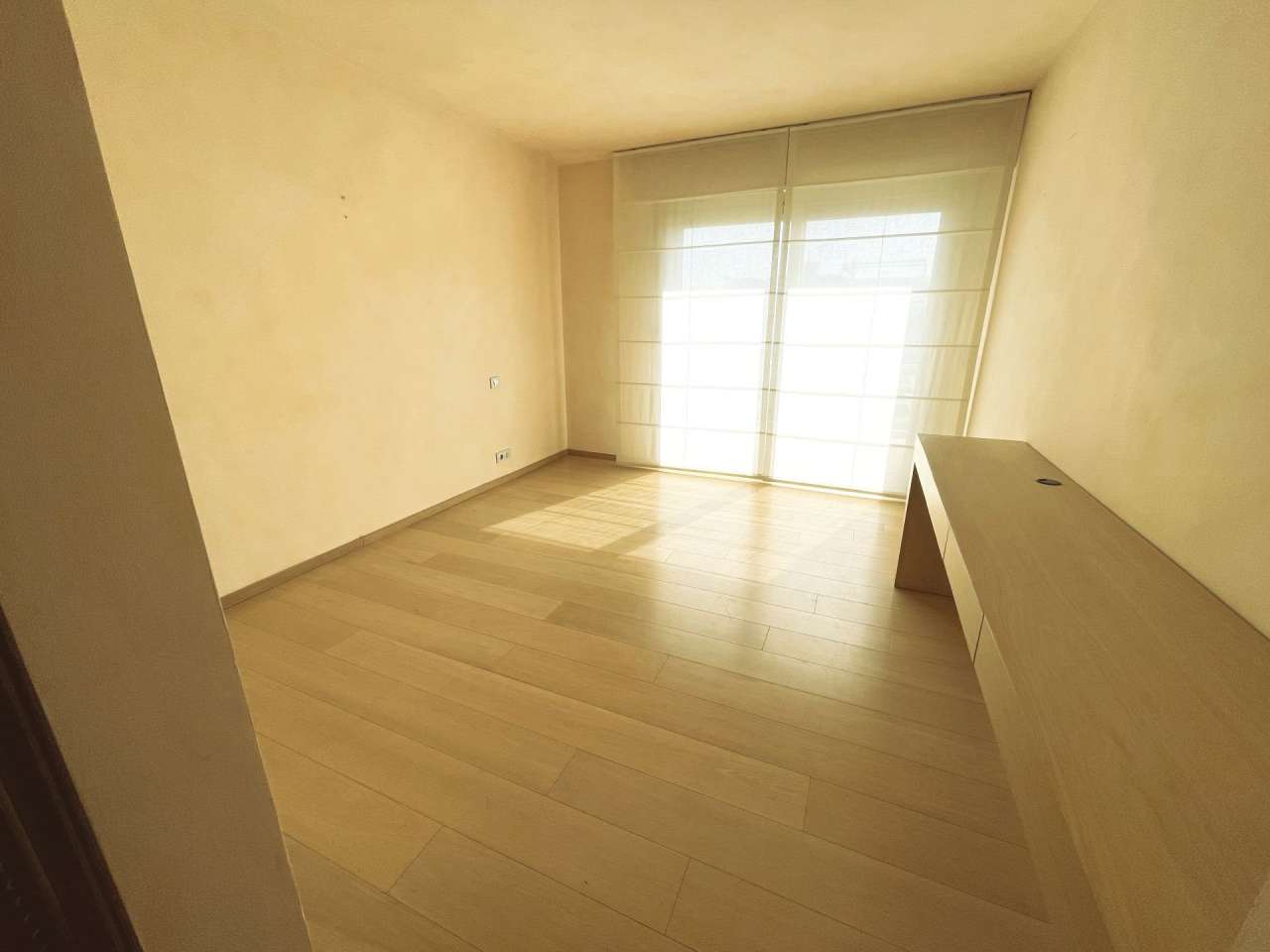 Spacious 2 bedroom apartment with lovely sea views, ideally situated in a h