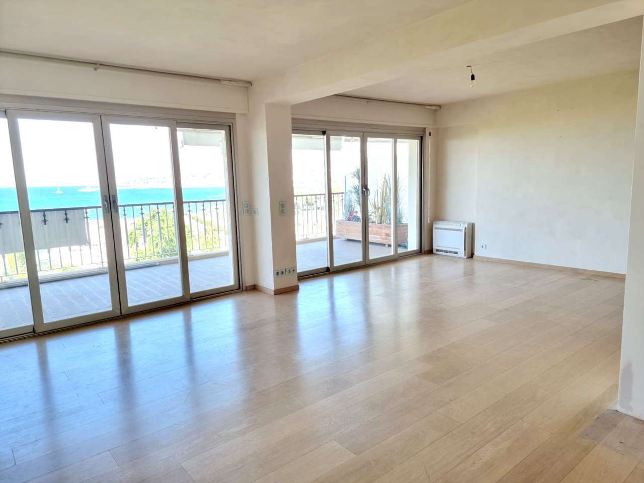 Spacious 2 bedroom apartment with lovely sea views, ideally situated in a h