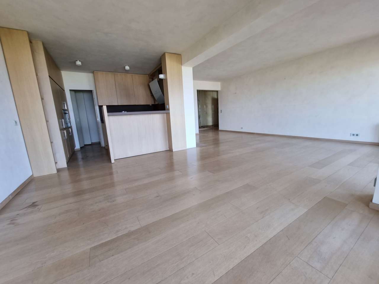 Spacious 2 bedroom apartment with lovely sea views, ideally situated in a h