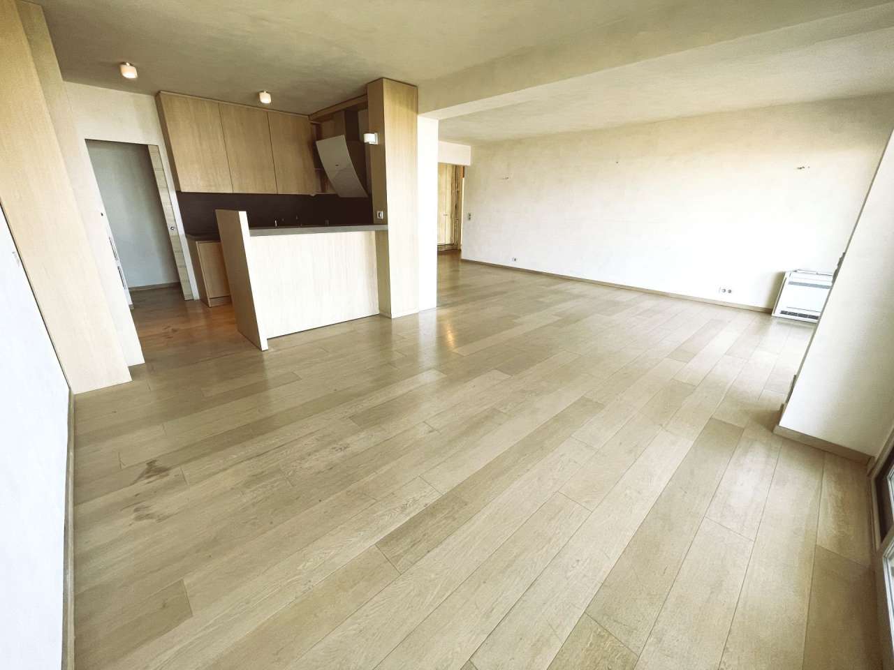 Spacious 2 bedroom apartment with lovely sea views, ideally situated in a h