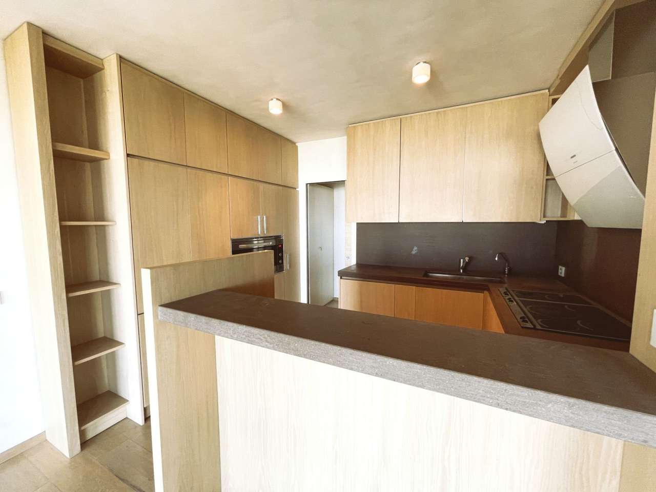 Spacious 2 bedroom apartment with lovely sea views, ideally situated in a h