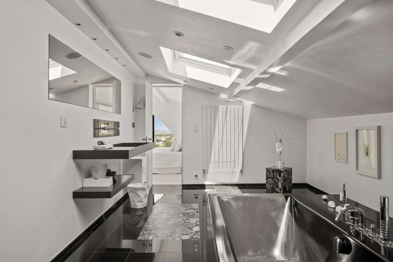 Luxurious 4 bedroom villa nestling in half an acre of beautiful landscaped