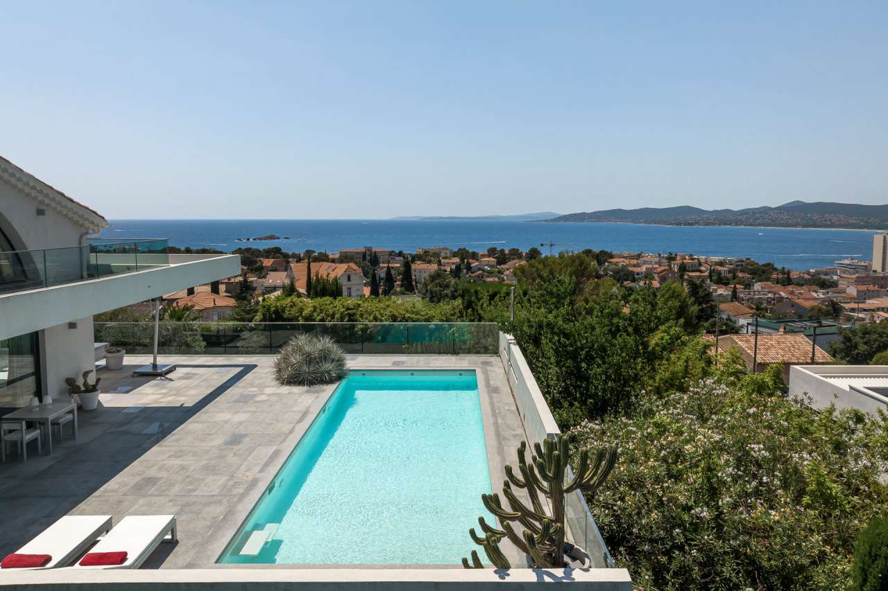 Luxurious 4 bedroom villa nestling in half an acre of beautiful landscaped