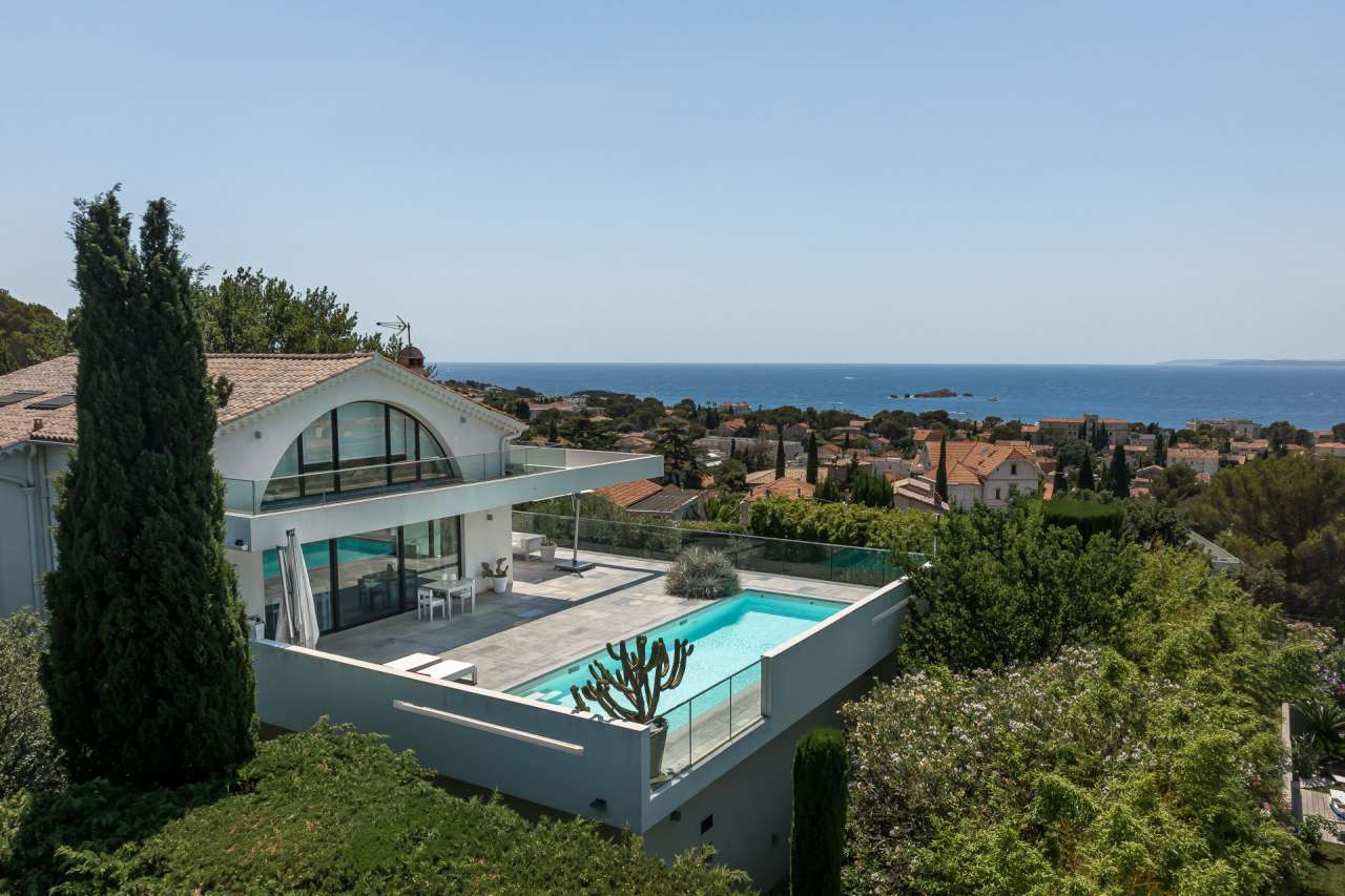 Luxurious 4 bedroom villa nestling in half an acre of beautiful landscaped