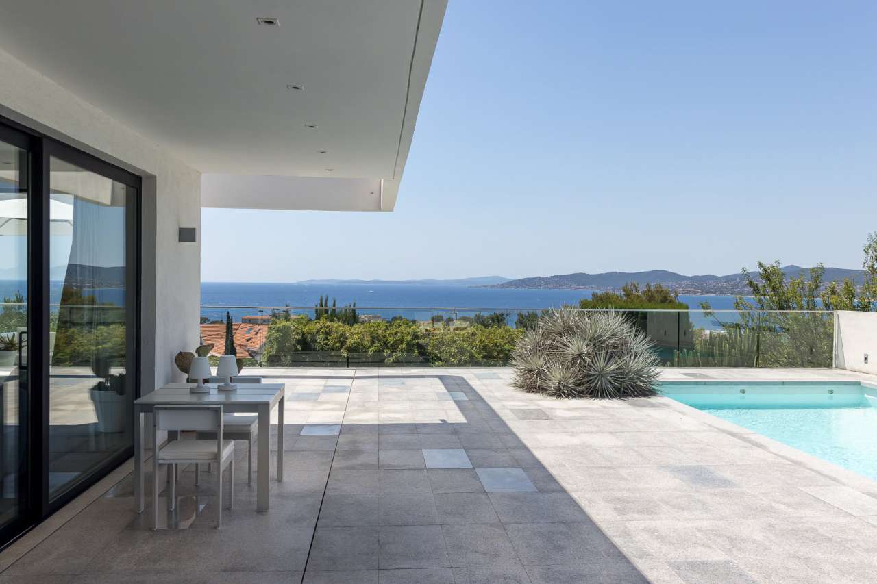 Luxurious 4 bedroom villa nestling in half an acre of beautiful landscaped