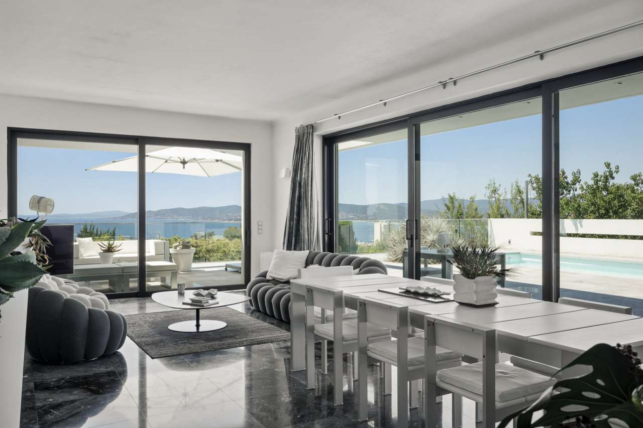 Luxurious 4 bedroom villa nestling in half an acre of beautiful landscaped