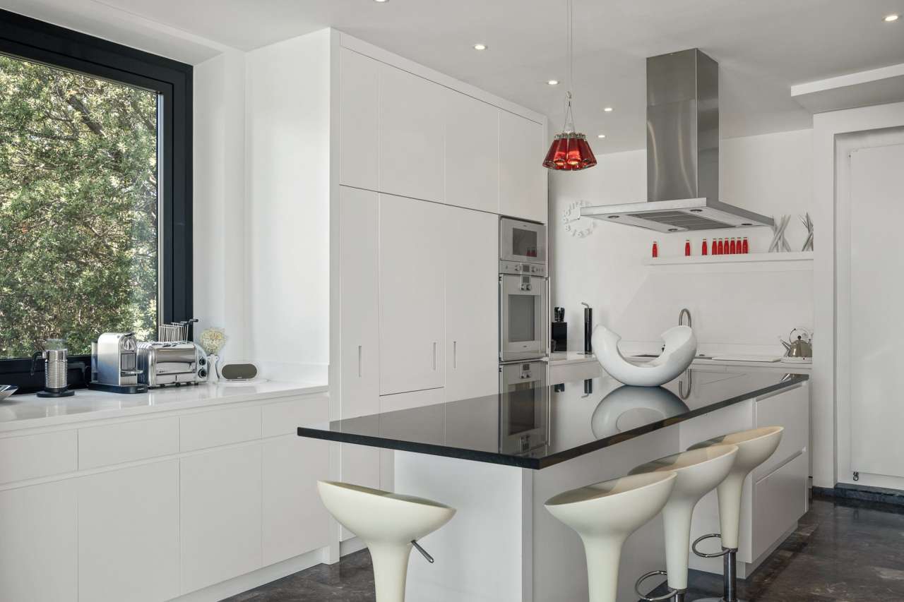 Luxurious 4 bedroom villa nestling in half an acre of beautiful landscaped