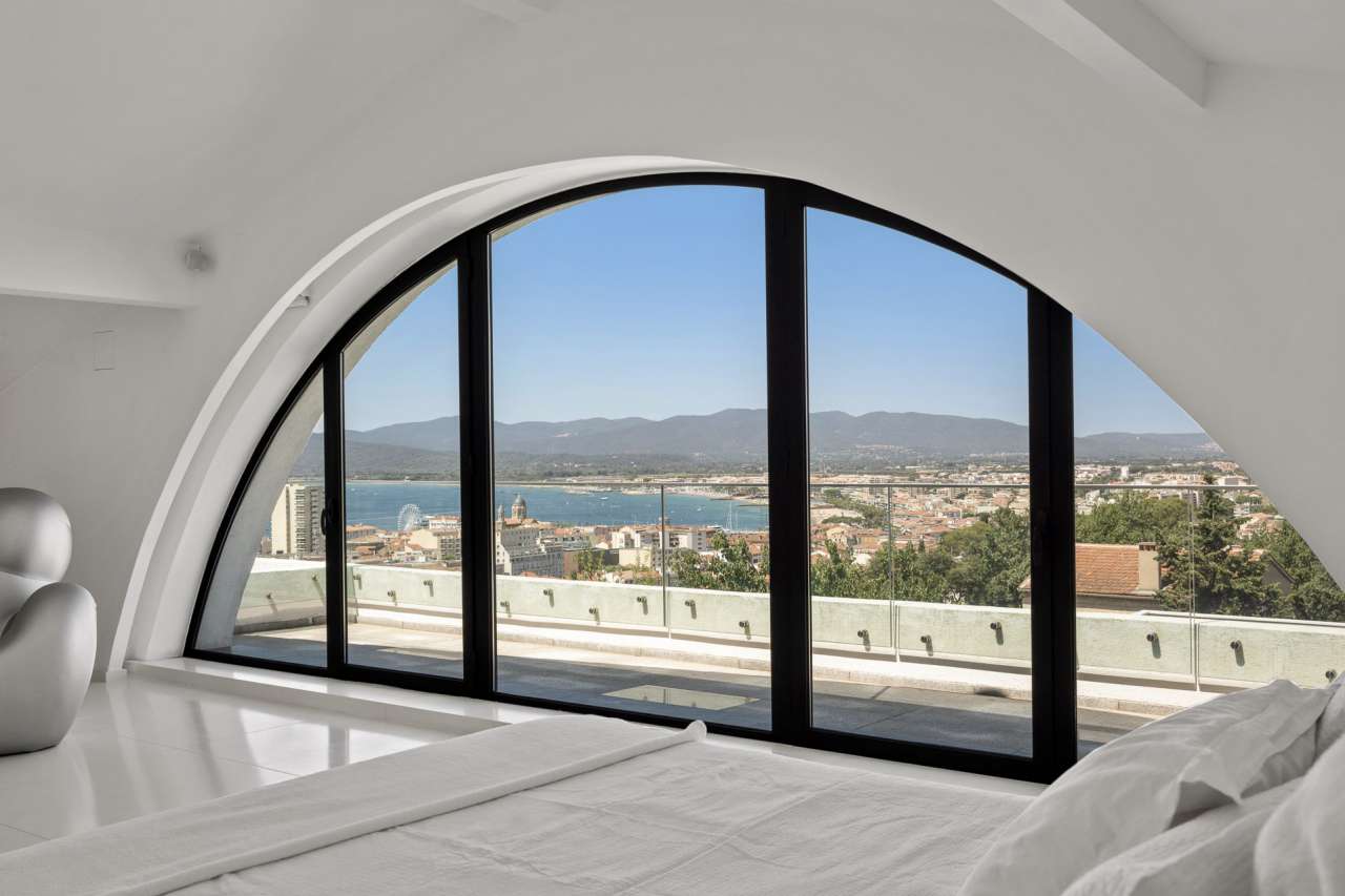 Luxurious 4 bedroom villa nestling in half an acre of beautiful landscaped