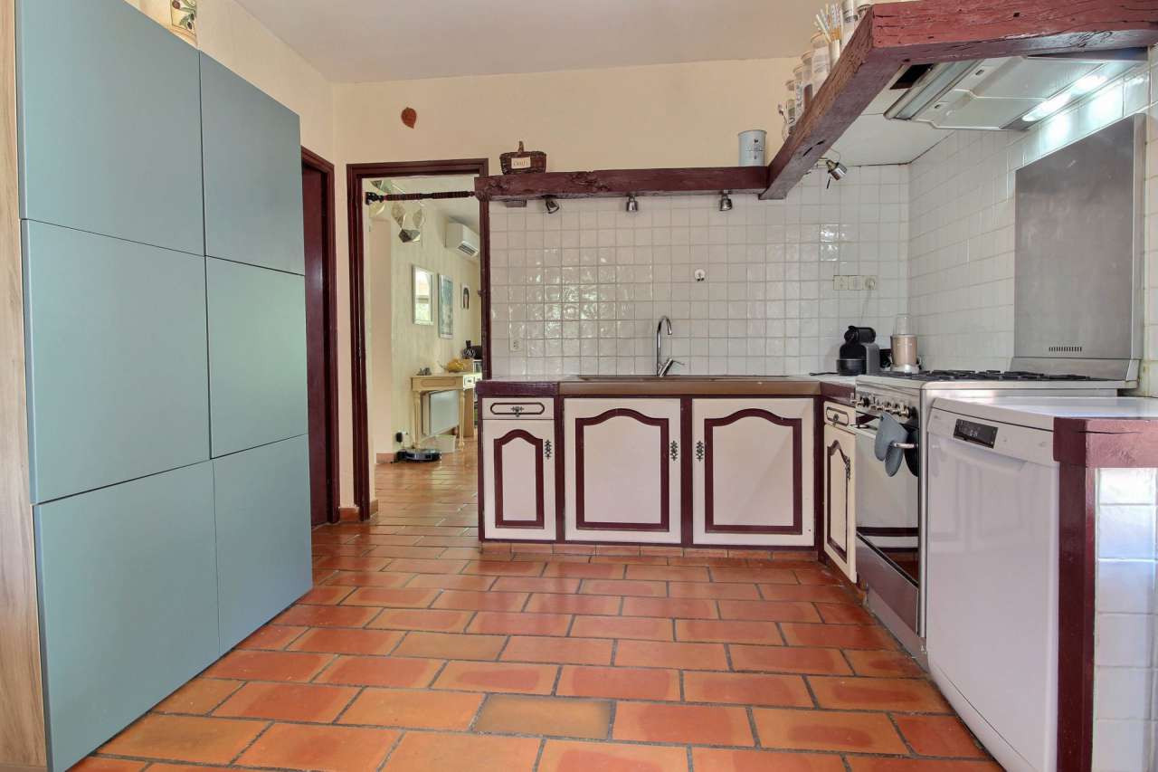 Beautifully presented 4 bedroom villa, with a total living area of 142m2, i