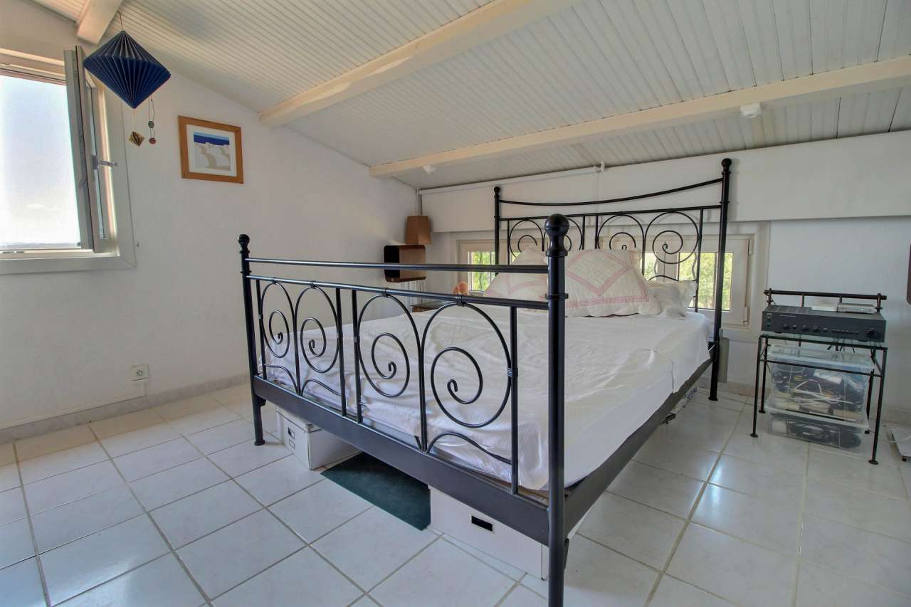 Beautifully presented 4 bedroom villa, with a total living area of 142m2, i