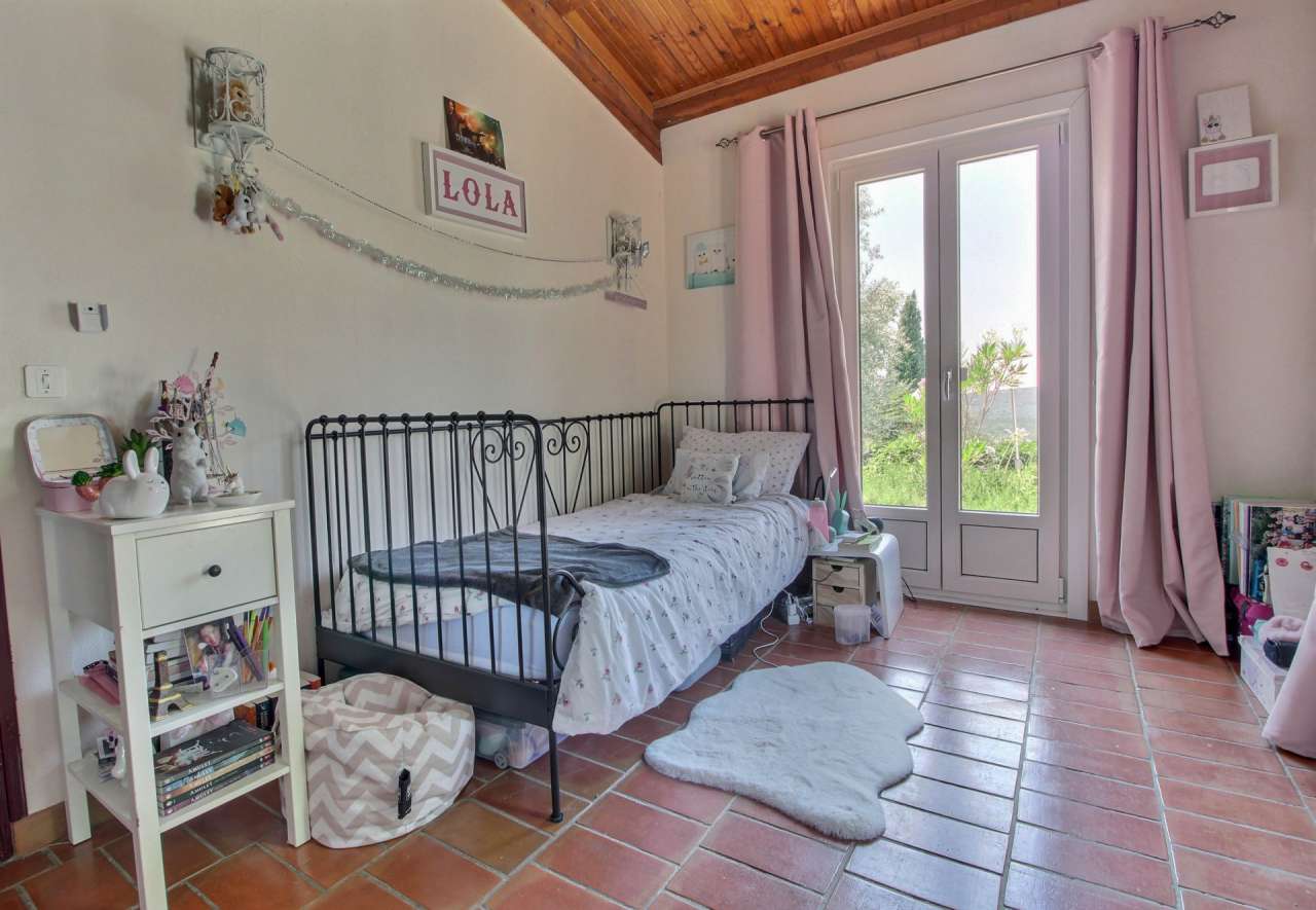 Beautifully presented 4 bedroom villa, with a total living area of 142m2, i