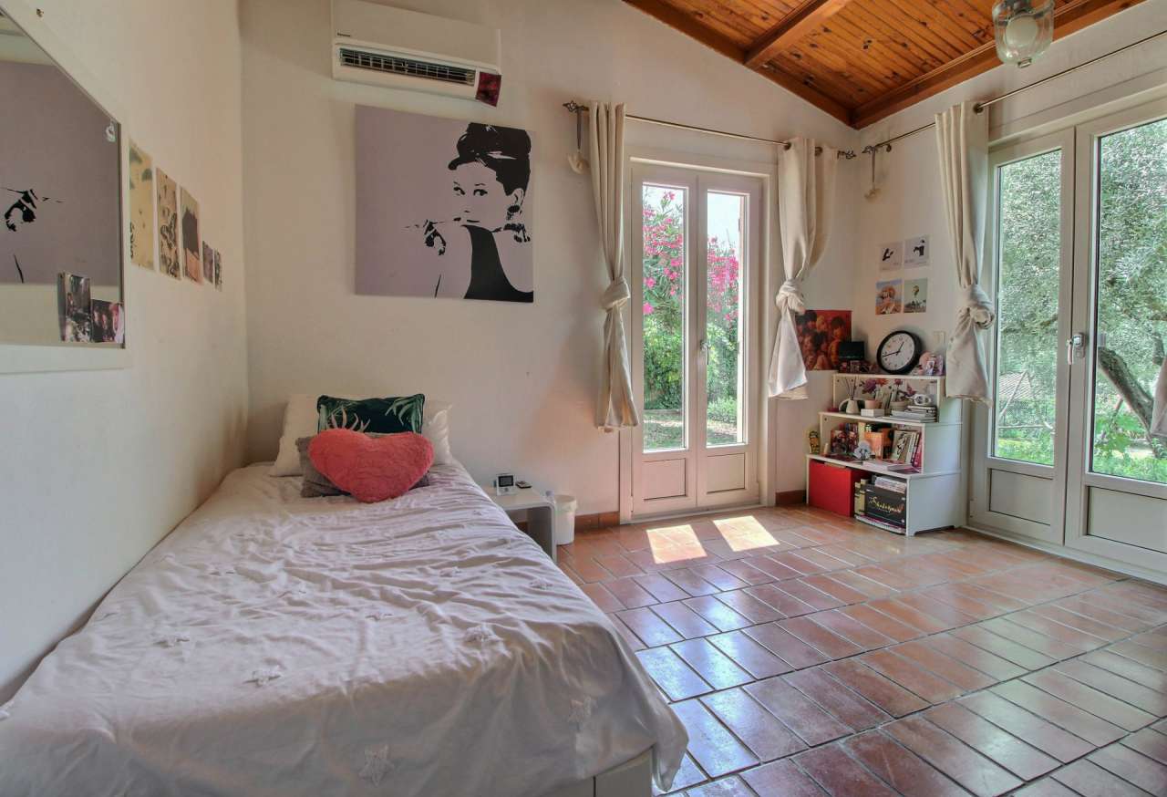 Beautifully presented 4 bedroom villa, with a total living area of 142m2, i