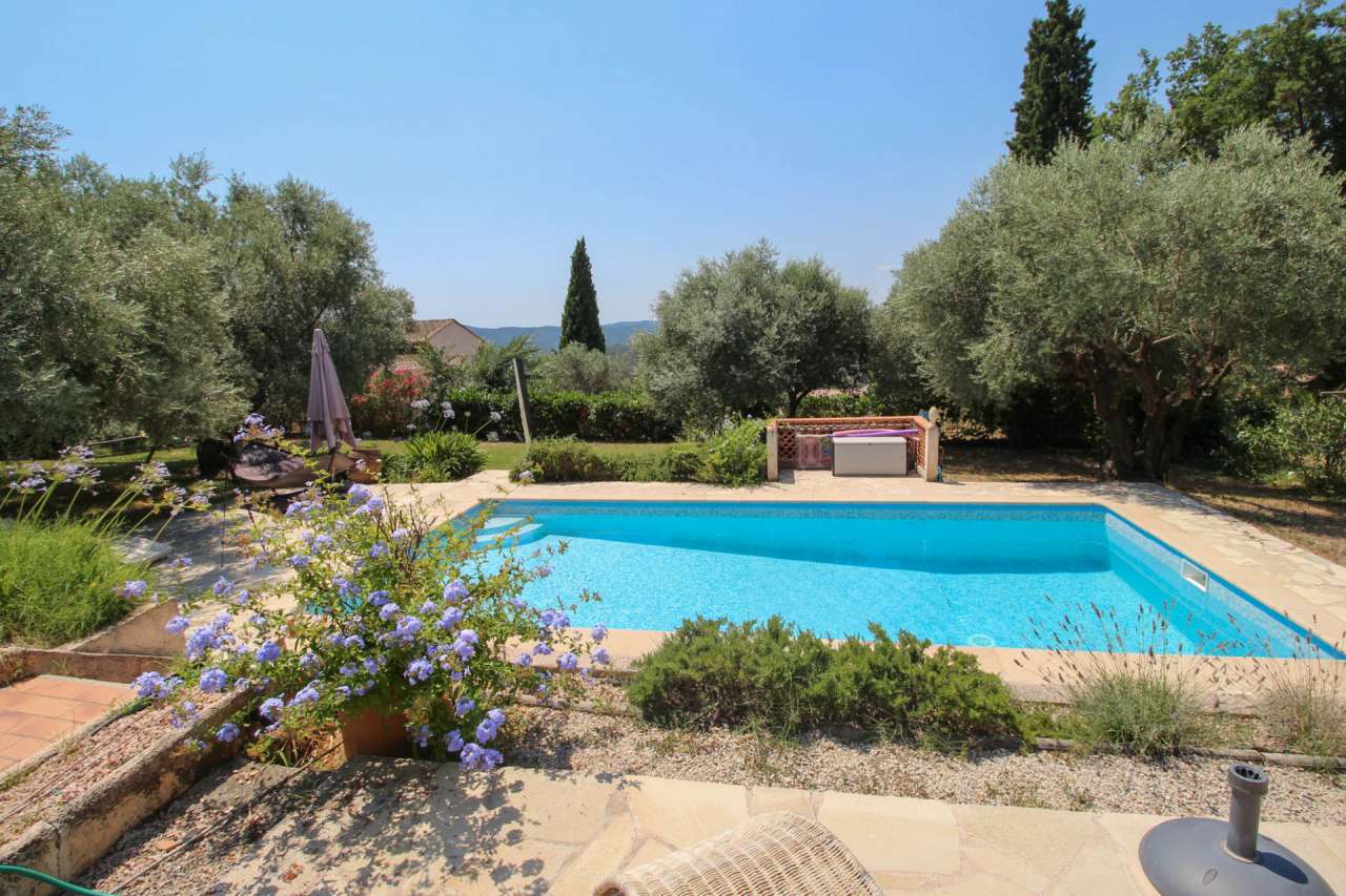 Beautifully presented 4 bedroom villa, with a total living area of 142m2, i