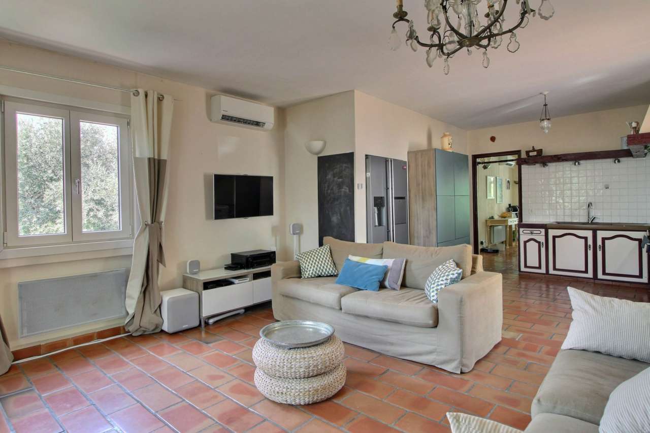 Beautifully presented 4 bedroom villa, with a total living area of 142m2, i