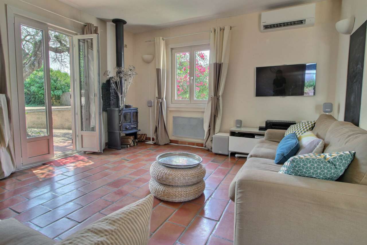 Beautifully presented 4 bedroom villa, with a total living area of 142m2, i