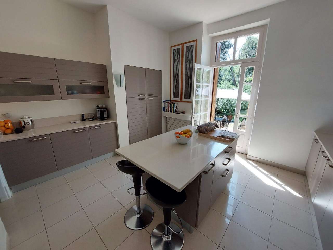 Wonderful opportunity to acquire a beautiful 3 storey logis with 3 bedroom