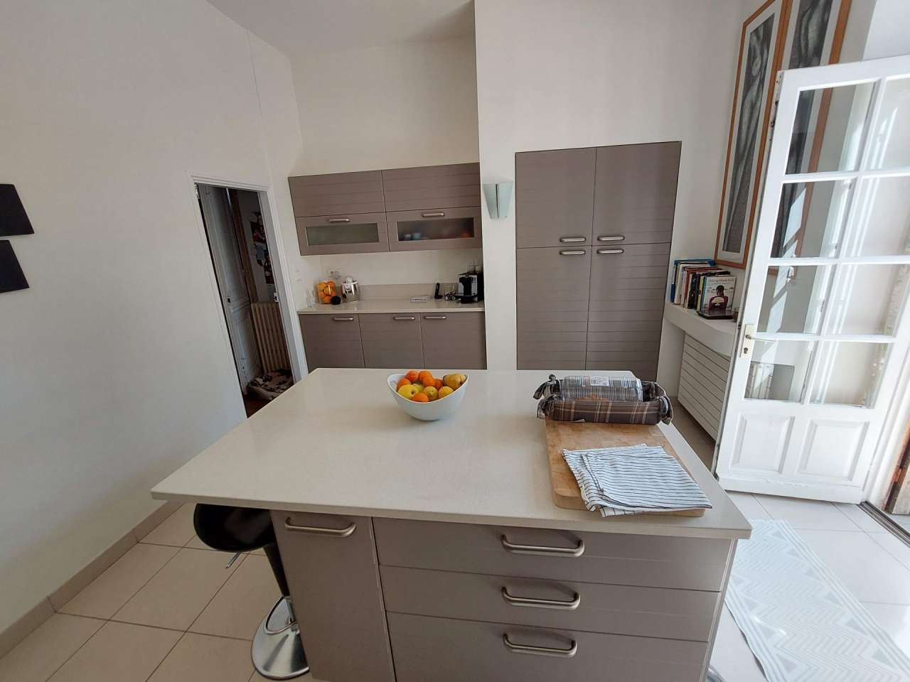 Wonderful opportunity to acquire a beautiful 3 storey logis with 3 bedroom