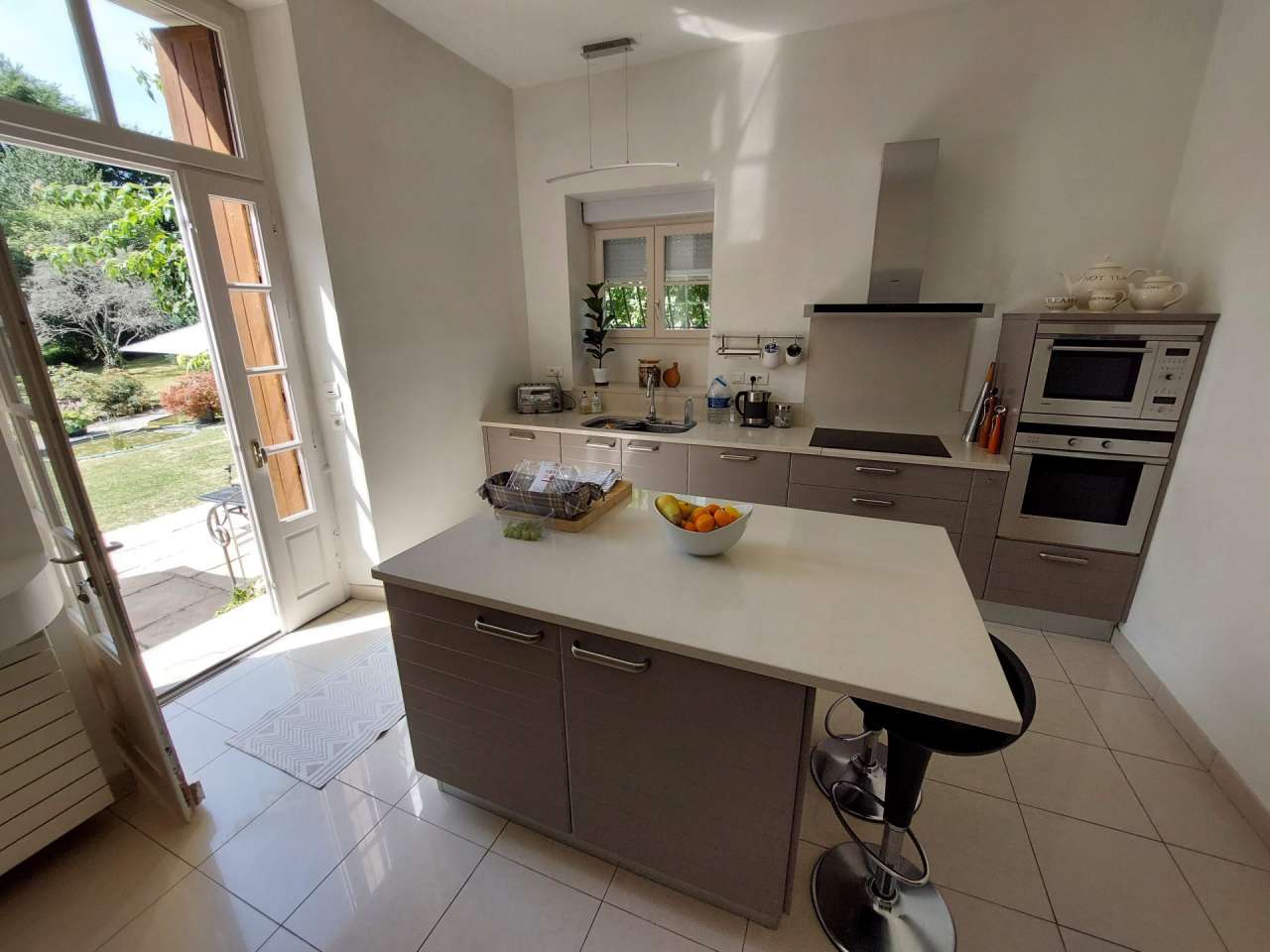 Wonderful opportunity to acquire a beautiful 3 storey logis with 3 bedroom