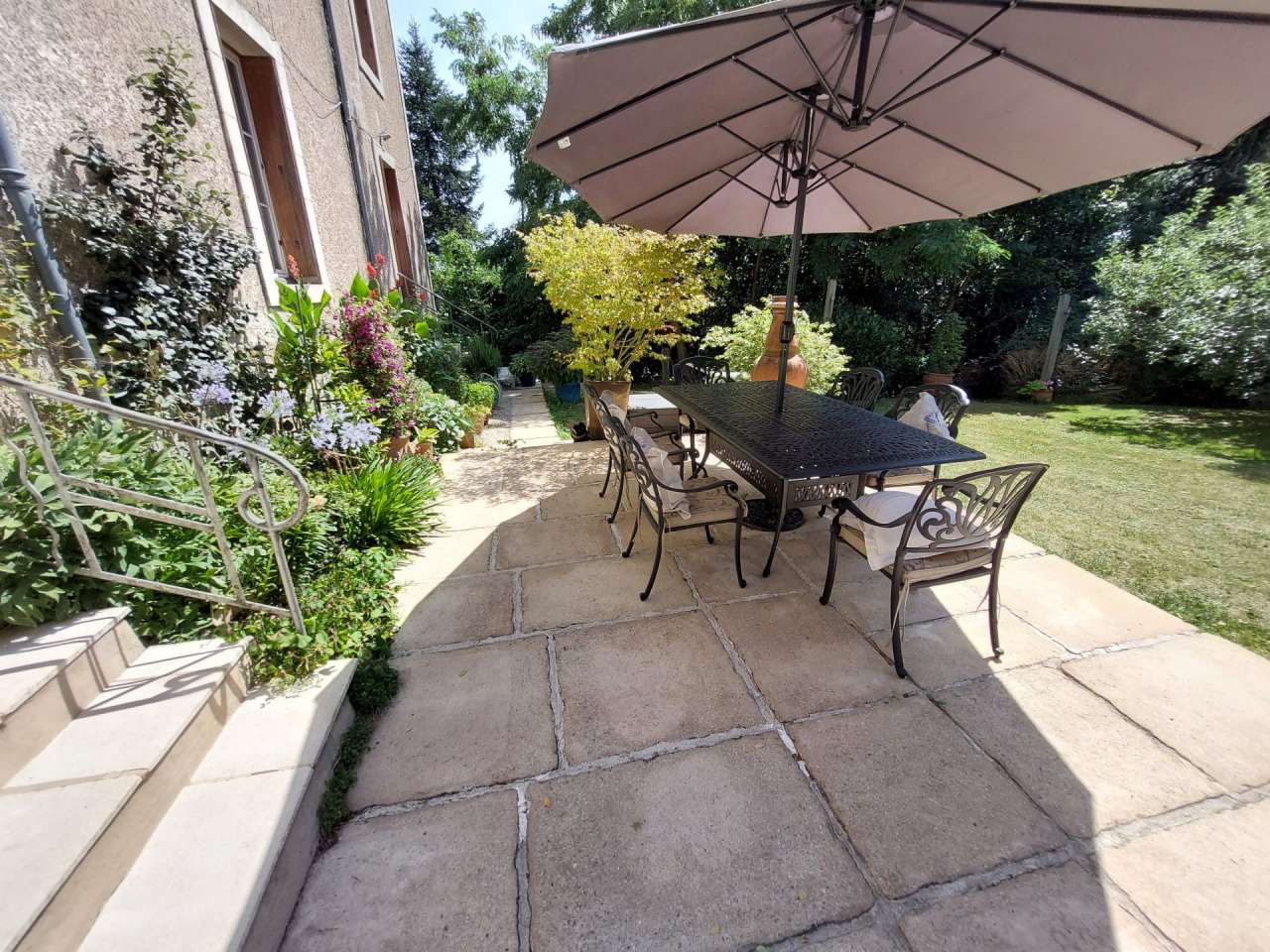 Wonderful opportunity to acquire a beautiful 3 storey logis with 3 bedroom