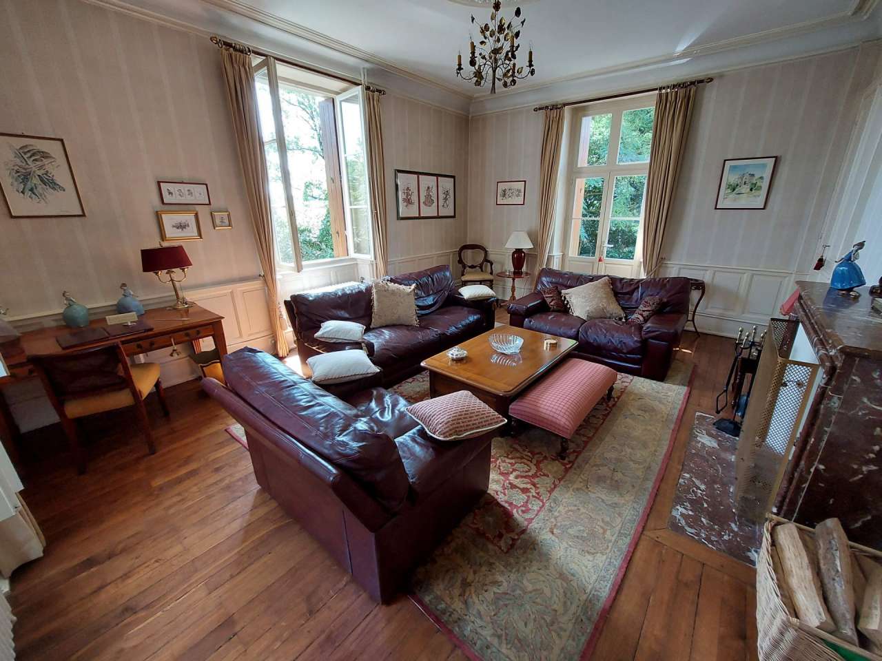 Wonderful opportunity to acquire a beautiful 3 storey logis with 3 bedroom