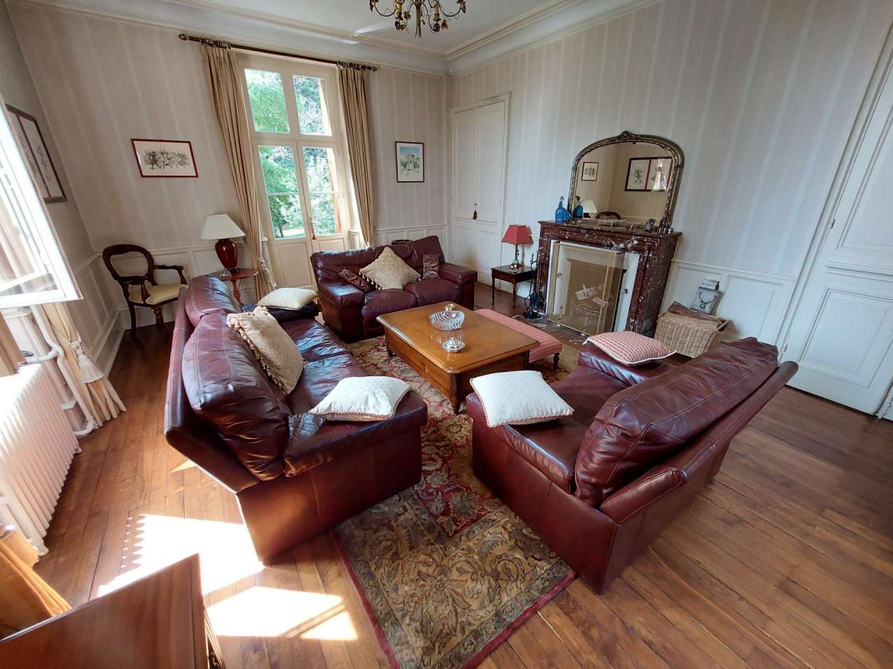 Wonderful opportunity to acquire a beautiful 3 storey logis with 3 bedroom