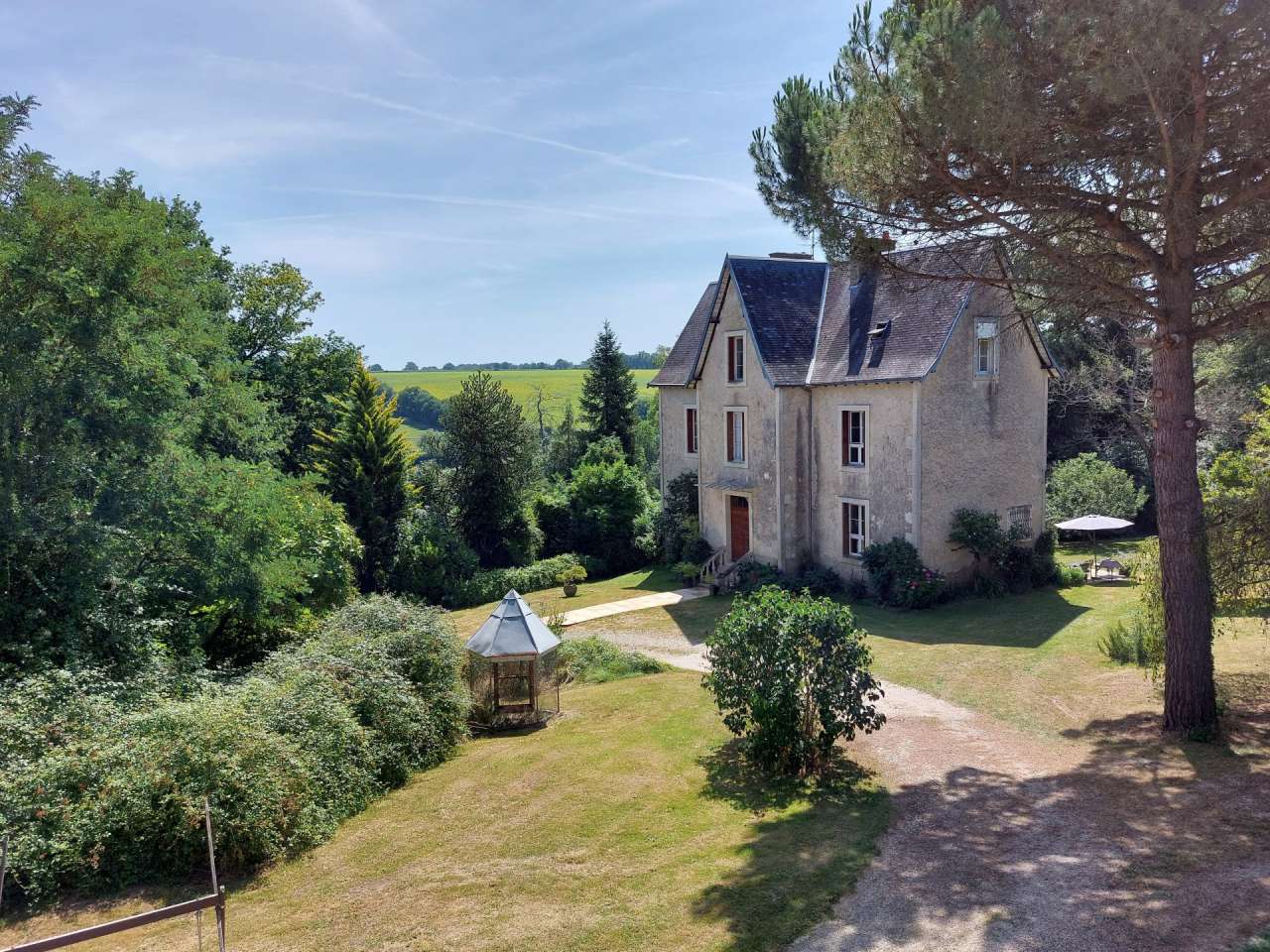Wonderful opportunity to acquire a beautiful 3 storey logis with 3 bedroom