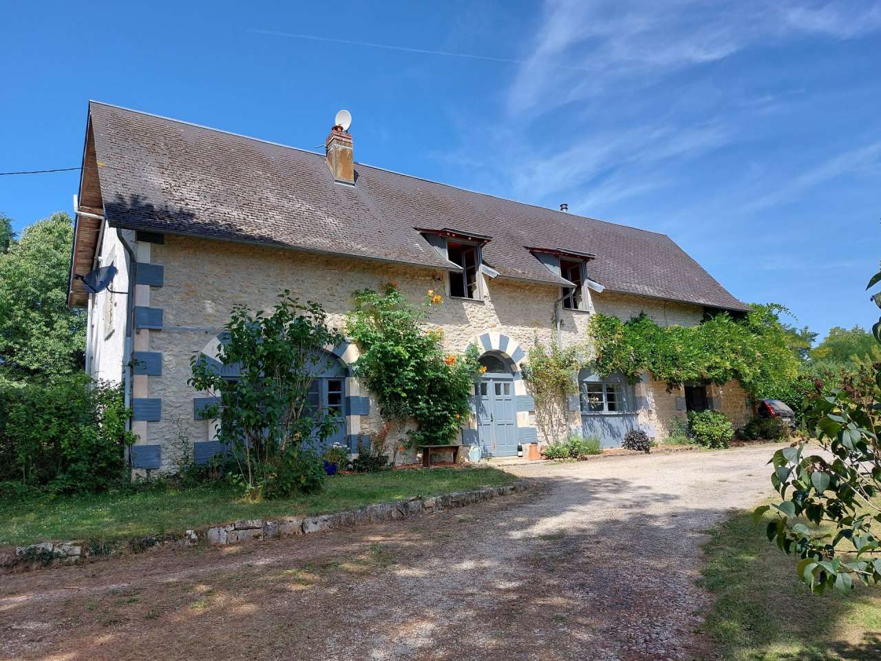 Wonderful opportunity to acquire a beautiful 3 storey logis with 3 bedroom