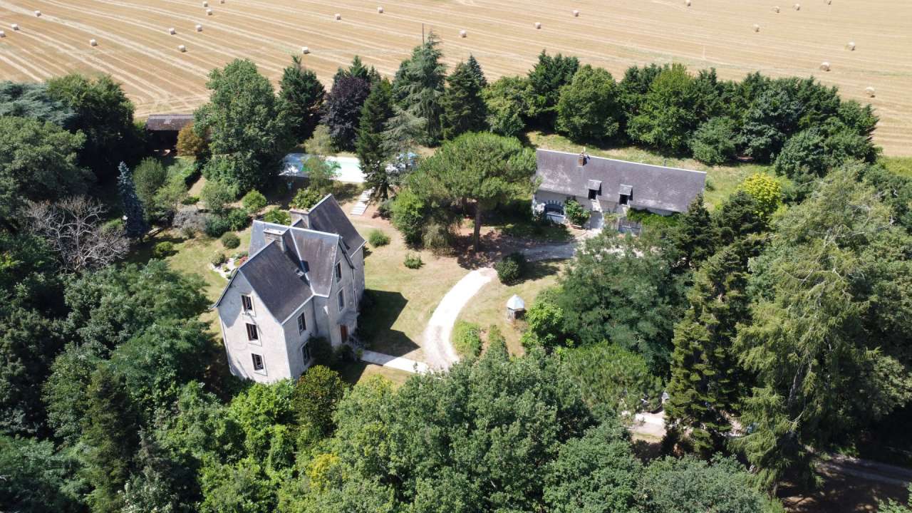 Wonderful opportunity to acquire a beautiful 3 storey logis with 3 bedroom