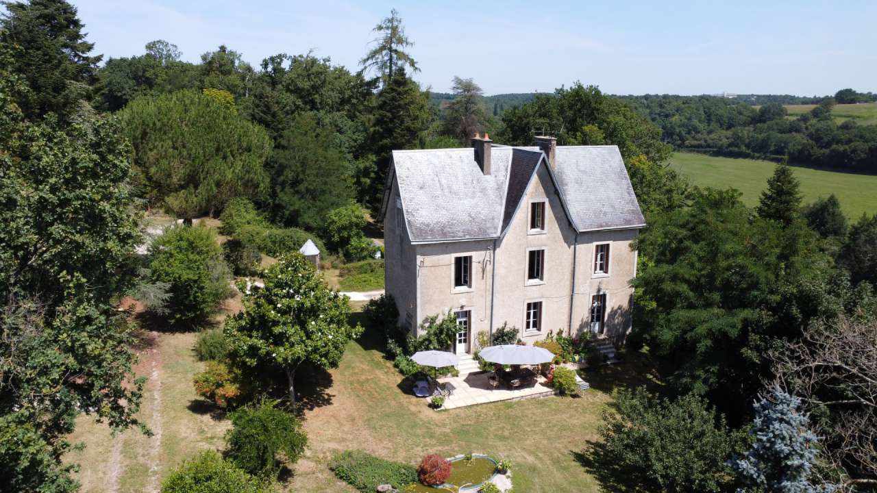 Wonderful opportunity to acquire a beautiful 3 storey logis with 3 bedroom