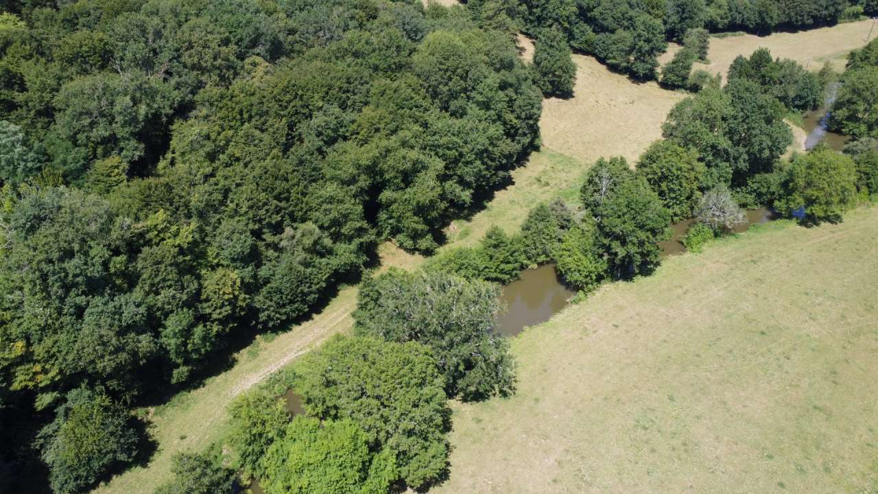 Wonderful opportunity to acquire a beautiful 3 storey logis with 3 bedroom