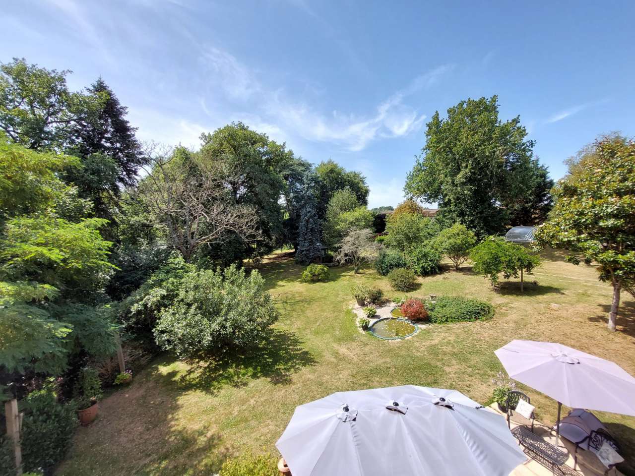 Wonderful opportunity to acquire a beautiful 3 storey logis with 3 bedroom